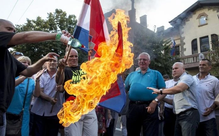 Πολεμικές ιαχές Σερβίας-Κροατίας: Σέρβος πολιτικός ποδοπάτησε την κροατική σημαία